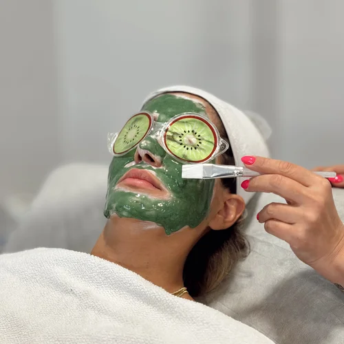 در بخش فیشیال، با پاکسازی عمیق، آبرسانی و استفاده از محصولات تخصصی، به شادابی، شفافیت و سلامت پوست شما کمک می‌کنیم تا پوستی لطیف و درخشان داشته باشید. ✨🧖‍♀️